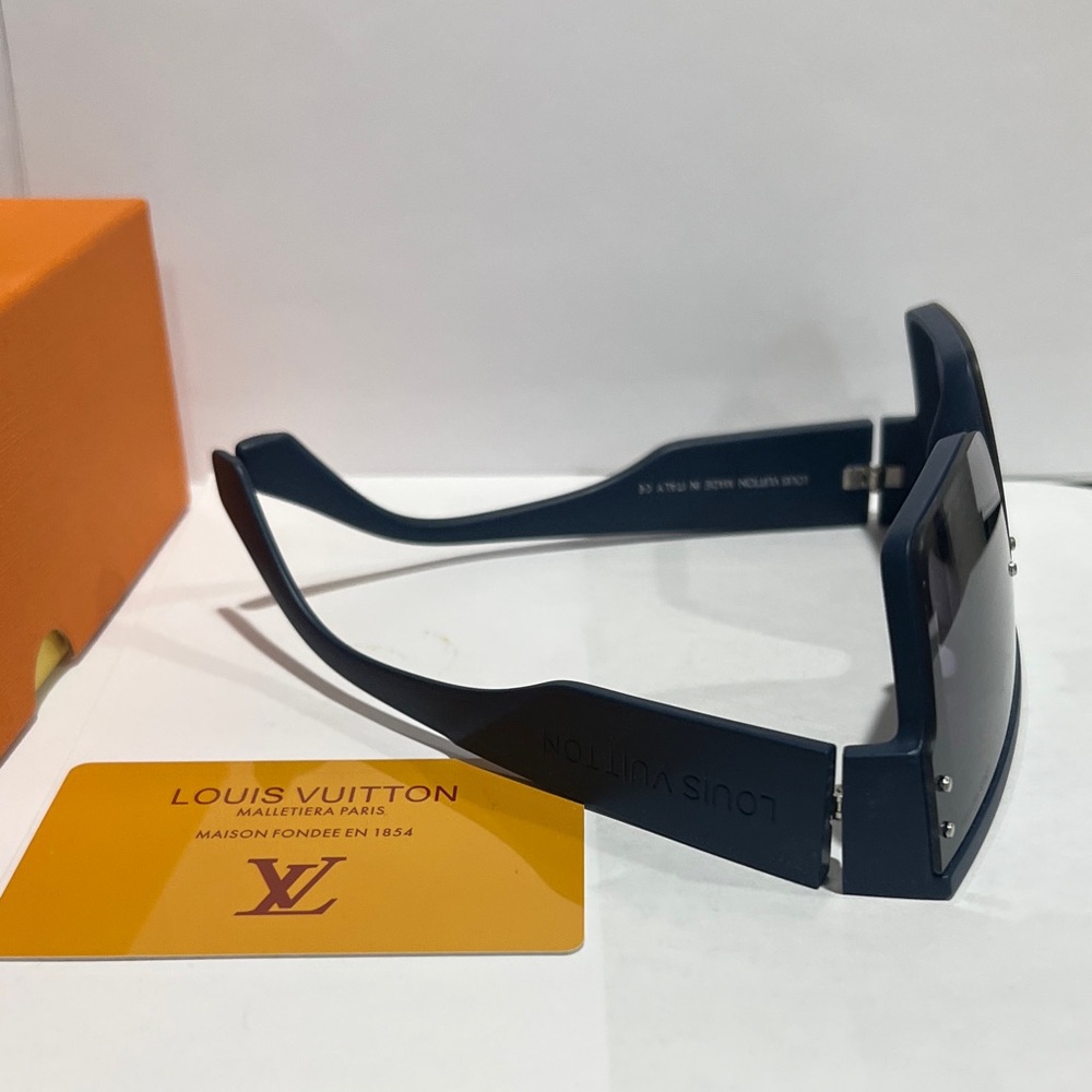 Louis Vuitton Navy Frame Sunglass with Gray Gradient Lenses - Picture 9 of 9